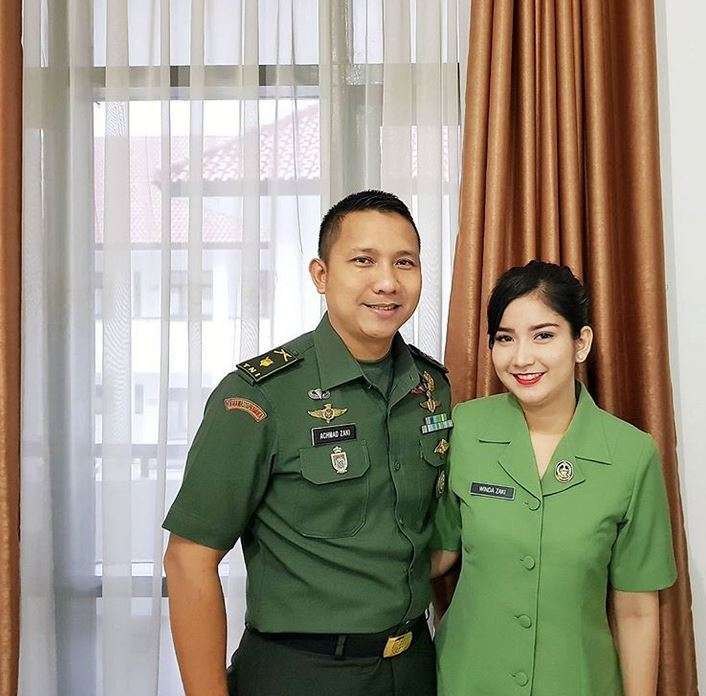 Punya Suami Tentara, Begini Pesona Seleb Saat Pakai Seragam