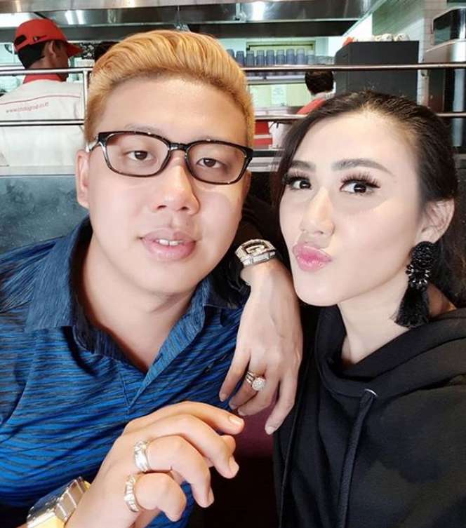 Berkat Media Sosial, 3 Pasangan Seleb Ini Akhirnya Menikah