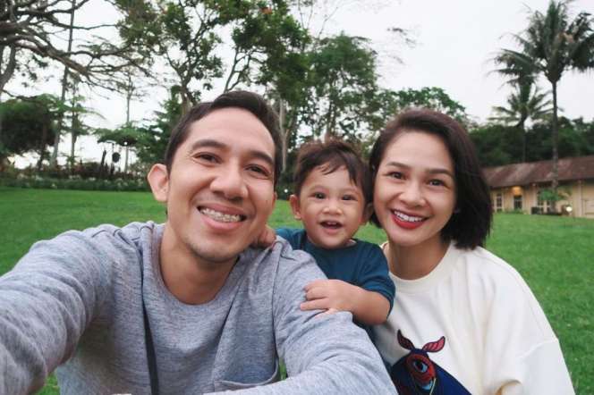 Berkat Media Sosial, 3 Pasangan Seleb Ini Akhirnya Menikah