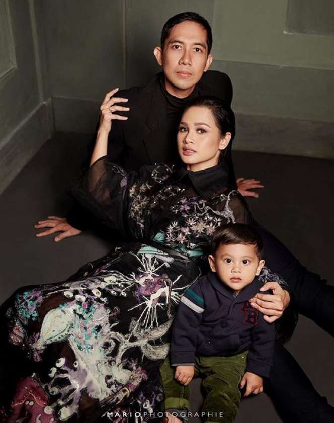 Berkat Media Sosial, 3 Pasangan Seleb Ini Akhirnya Menikah