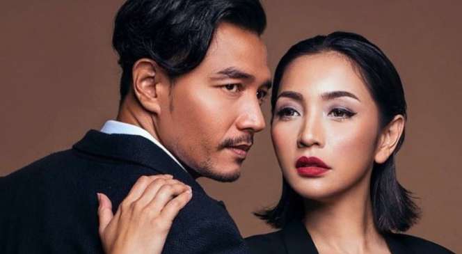 Berkat Media Sosial, 3 Pasangan Seleb Ini Akhirnya Menikah