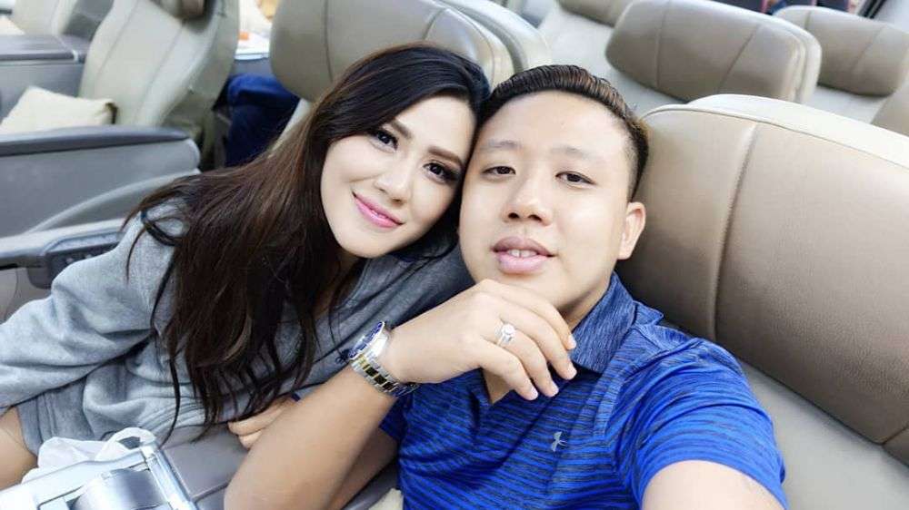 Berkat Media Sosial, 3 Pasangan Seleb Ini Akhirnya Menikah