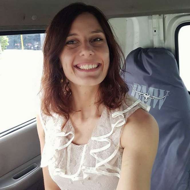 Unik, Gadis Cantik Ini Tinggal di Truk