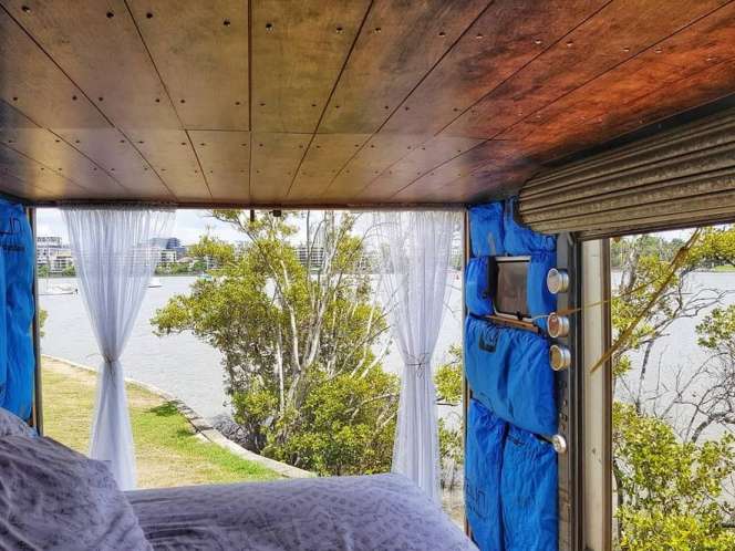 Unik, Gadis Cantik Ini Tinggal di Truk