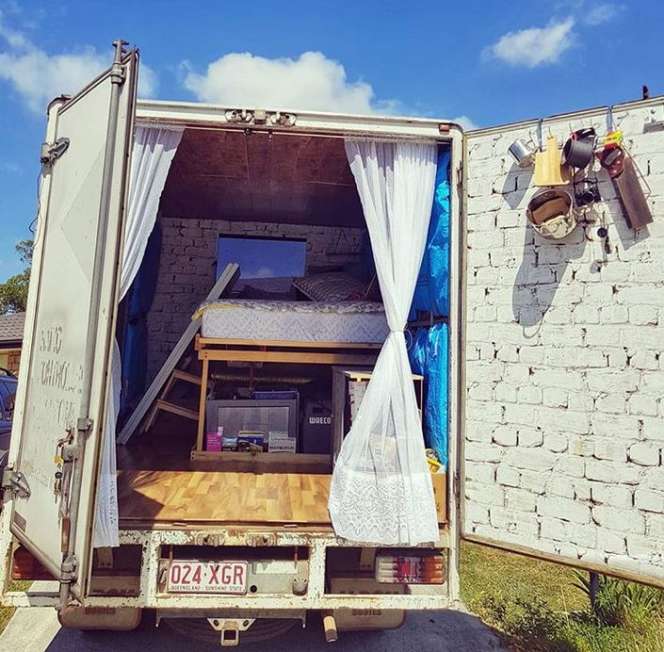 Unik, Gadis Cantik Ini Tinggal di Truk