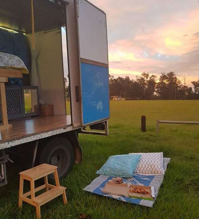 Unik, Gadis Cantik Ini Tinggal di Truk