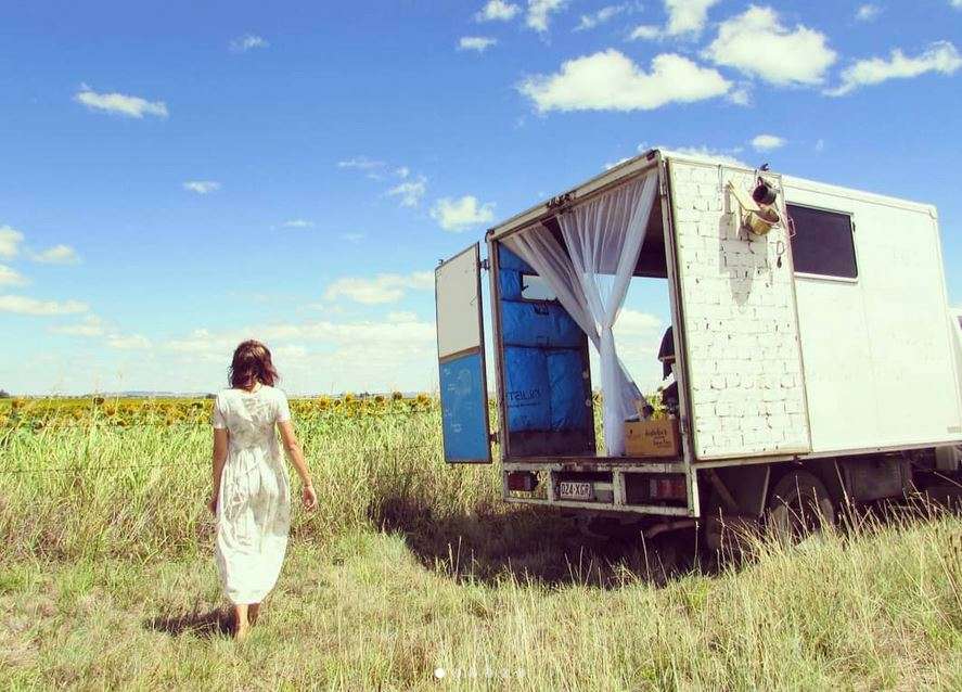 Unik, Gadis Cantik Ini Tinggal di Truk