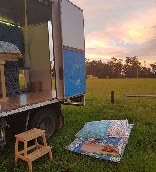 Unik, Gadis Cantik Ini Tinggal di Truk