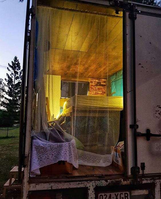 Unik, Gadis Cantik Ini Tinggal di Truk