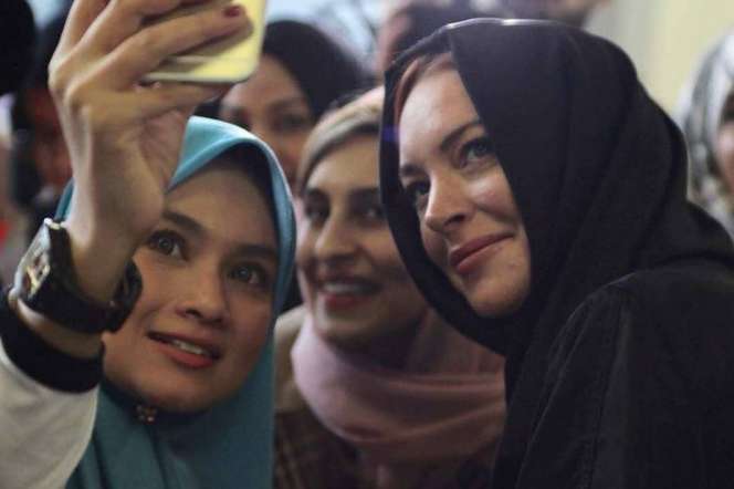 Pesona Kecantikan Lindsay Lohan Saat Berhijab