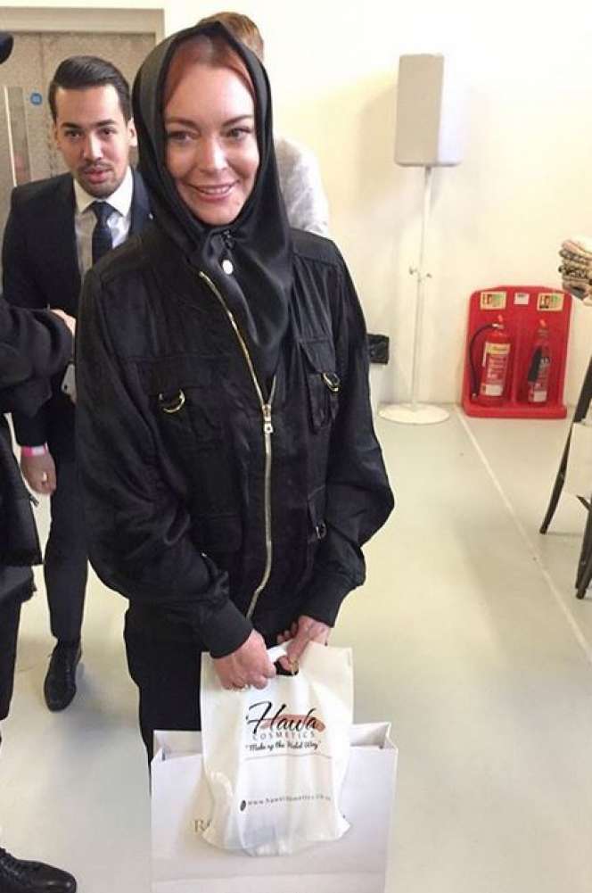 Pesona Kecantikan Lindsay Lohan Saat Berhijab