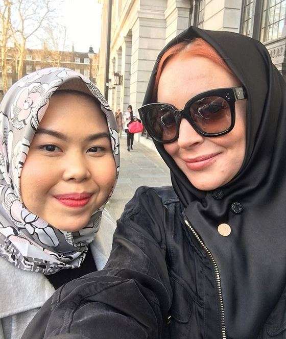 Pesona Kecantikan Lindsay Lohan Saat Berhijab