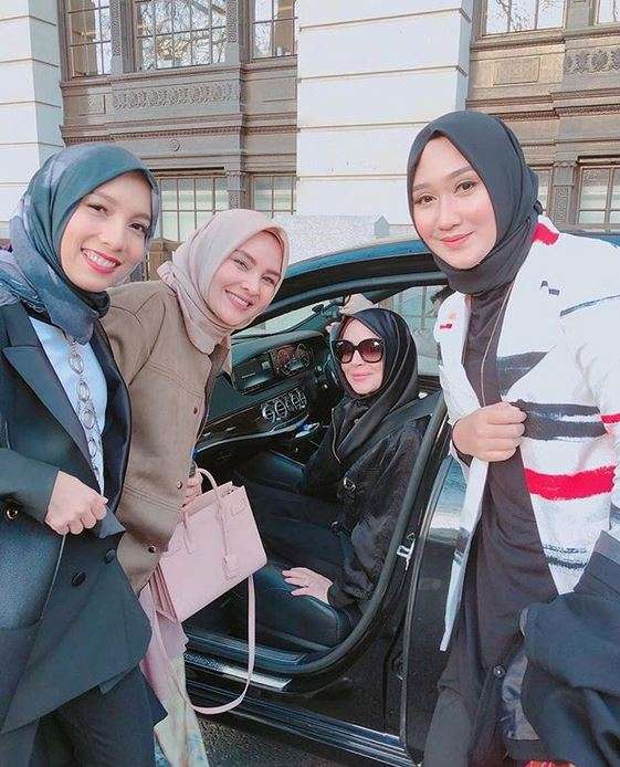 Pesona Kecantikan Lindsay Lohan Saat Berhijab