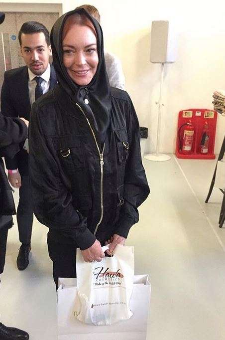 Pesona Kecantikan Lindsay Lohan Saat Berhijab