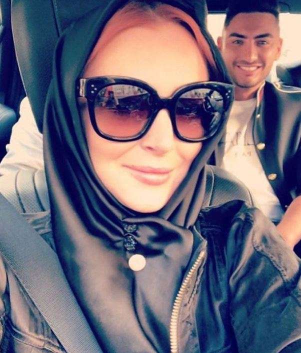 Pesona Kecantikan Lindsay Lohan Saat Berhijab