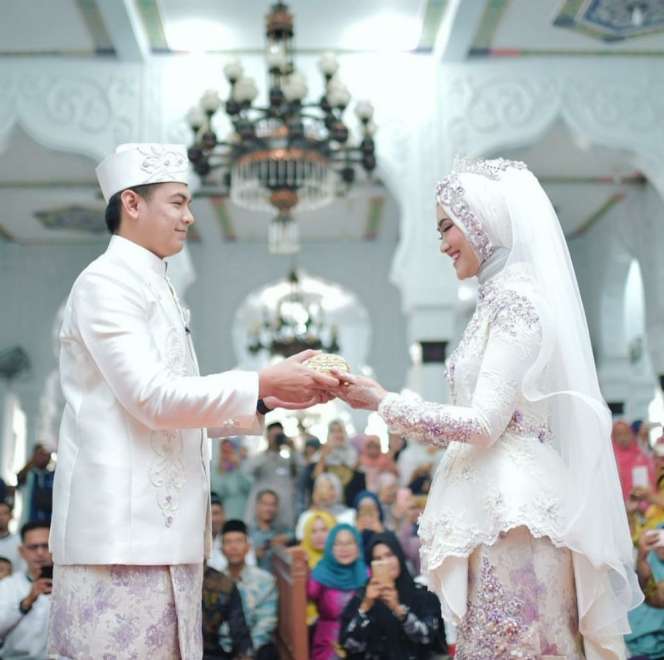 7 Gaya Hijab Lisya Nurrahmi, Istri Baru Tommy Kurniawan