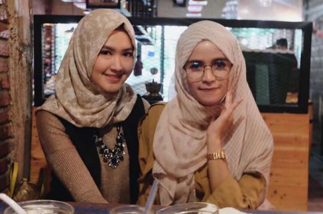 7 Gaya Hijab Lisya Nurrahmi, Istri Baru Tommy Kurniawan