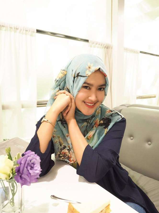 7 Gaya Hijab Lisya Nurrahmi, Istri Baru Tommy Kurniawan