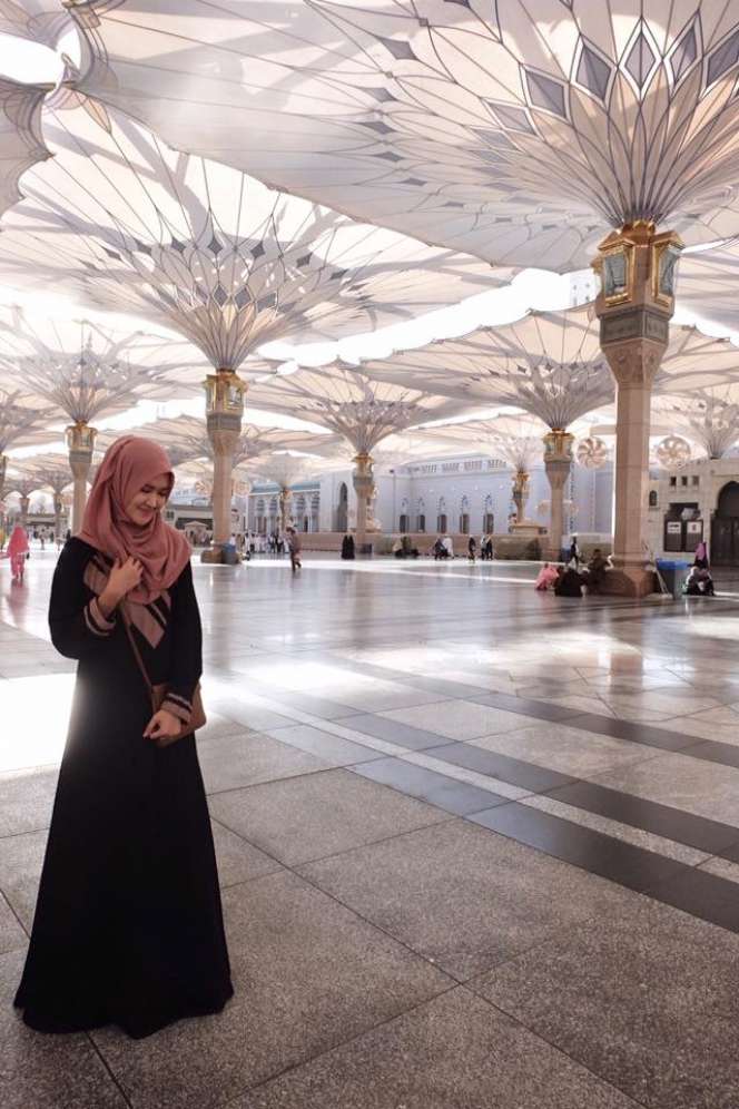 7 Gaya Hijab Lisya Nurrahmi, Istri Baru Tommy Kurniawan