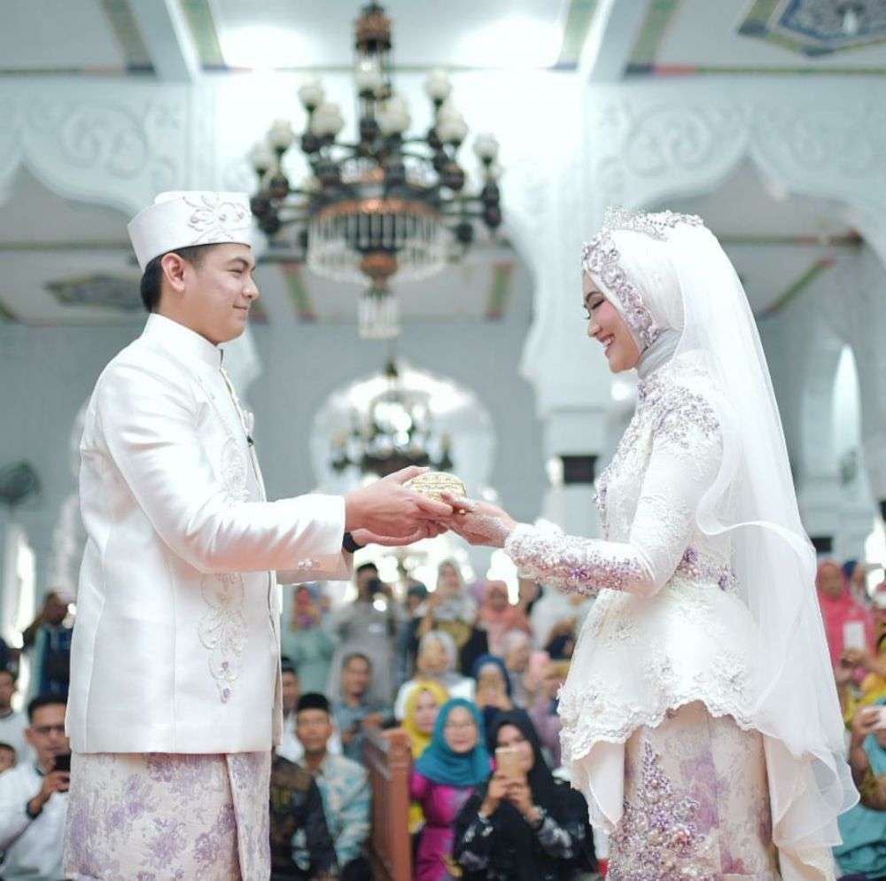 7 Gaya Hijab Lisya Nurrahmi, Istri Baru Tommy Kurniawan
