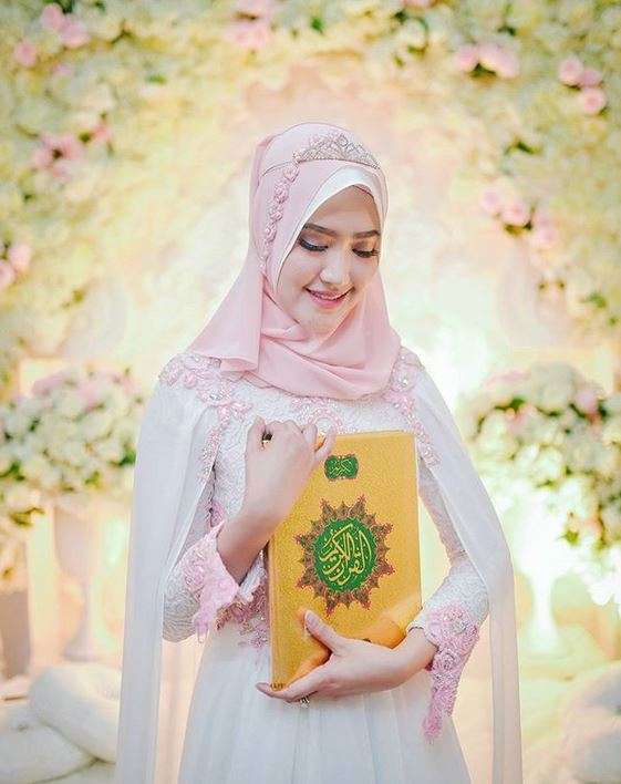 7 Gaya Hijab Lisya Nurrahmi, Istri Baru Tommy Kurniawan
