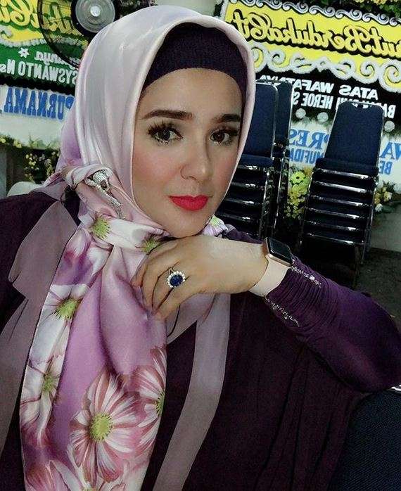 Fitria Elvy, Anak Elvy Sukaesih yang Cantiknya Seperti Barbie