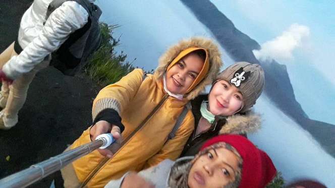 Gaya Bu Dendy, Istri Sah yang Hujani Uang ke Pelakor