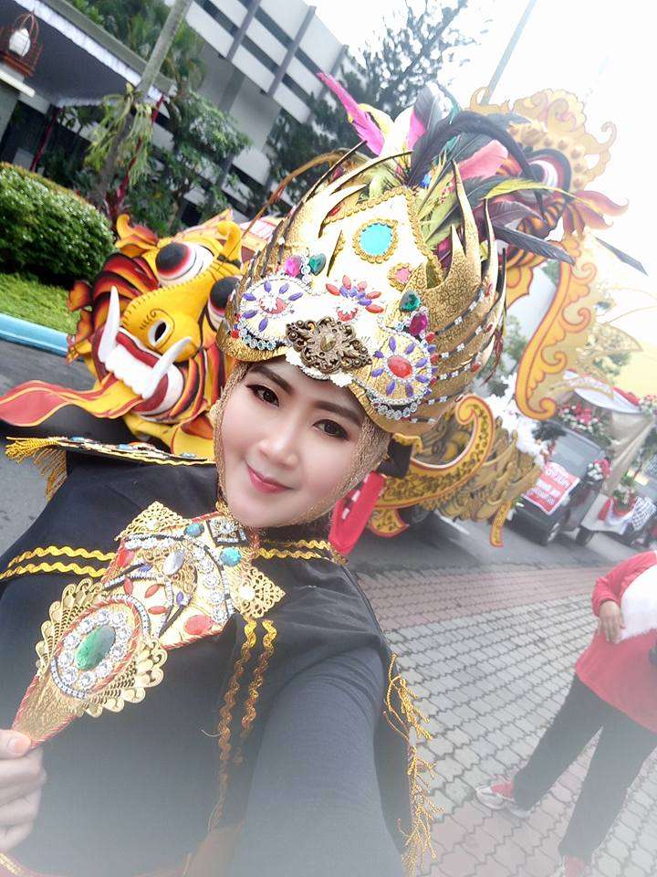 Gaya Bu Dendy, Istri Sah yang Hujani Uang ke Pelakor