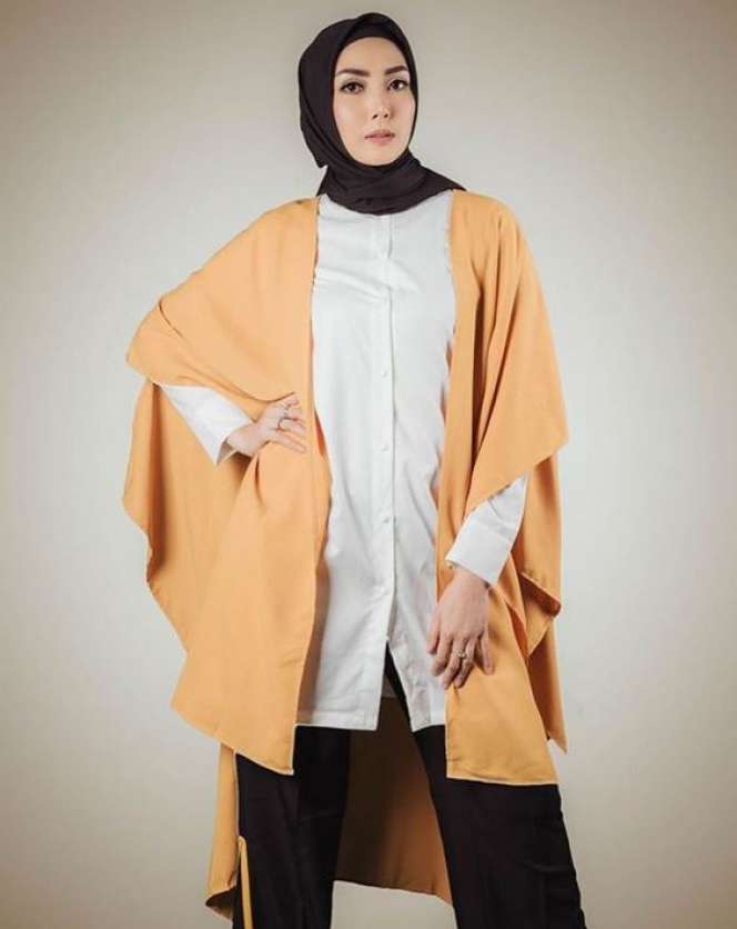 Inspirasi Gaya Hijab Fenita Arie untuk Kamu yang Baru Berhijab