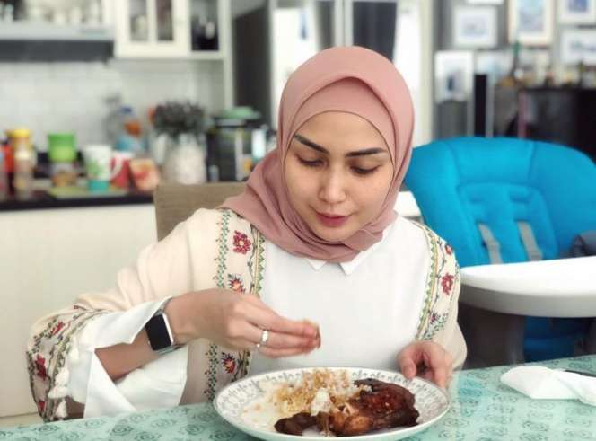 Inspirasi Gaya Hijab Fenita Arie untuk Kamu yang Baru Berhijab