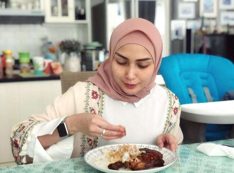 Inspirasi Gaya Hijab Fenita Arie untuk Kamu yang Baru Berhijab