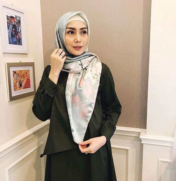 Inspirasi Gaya Hijab Fenita Arie untuk Kamu yang Baru Berhijab