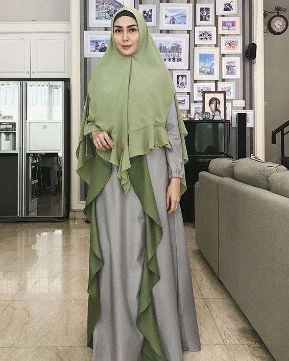 Inspirasi Gaya Hijab Fenita Arie untuk Kamu yang Baru Berhijab