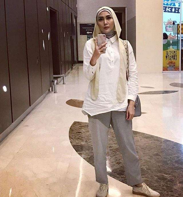 Inspirasi Gaya Hijab Fenita Arie untuk Kamu yang Baru Berhijab