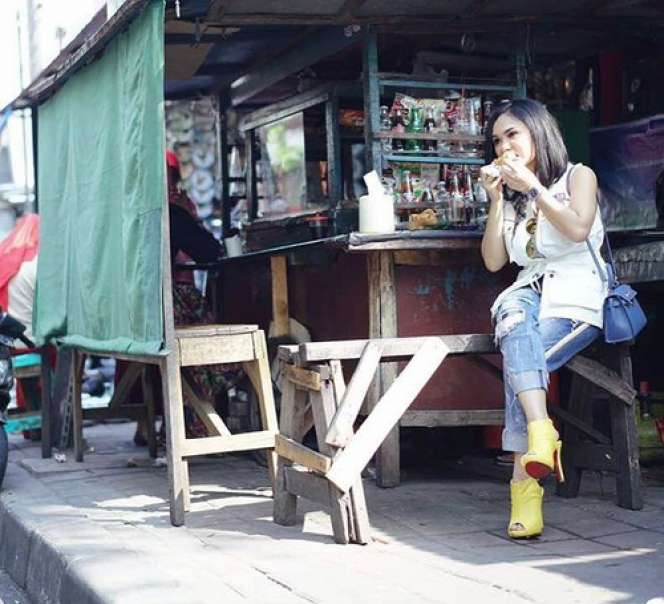 Gaya Elit Rasa Kerakyatan ala 4 Artis Cantik Indonesia