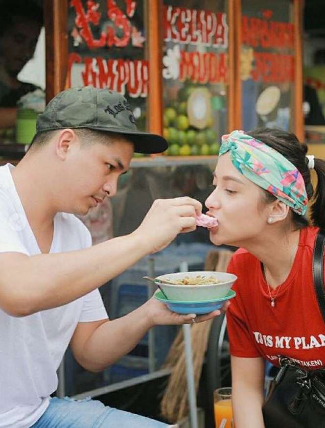 Gaya Elit Rasa Kerakyatan ala 4 Artis Cantik Indonesia