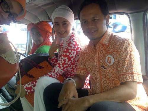 Gaya Elit Rasa Kerakyatan ala 4 Artis Cantik Indonesia