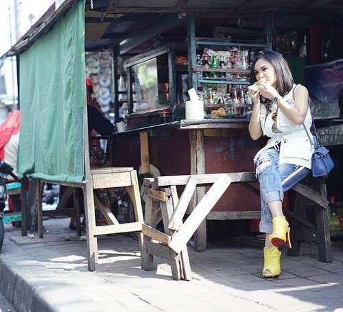 Gaya Elit Rasa Kerakyatan ala 4 Artis Cantik Indonesia