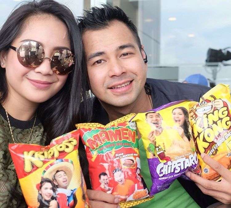 Tren Bisnis Baru, 5 Seleb Ini Jualan Keripik Kekinian