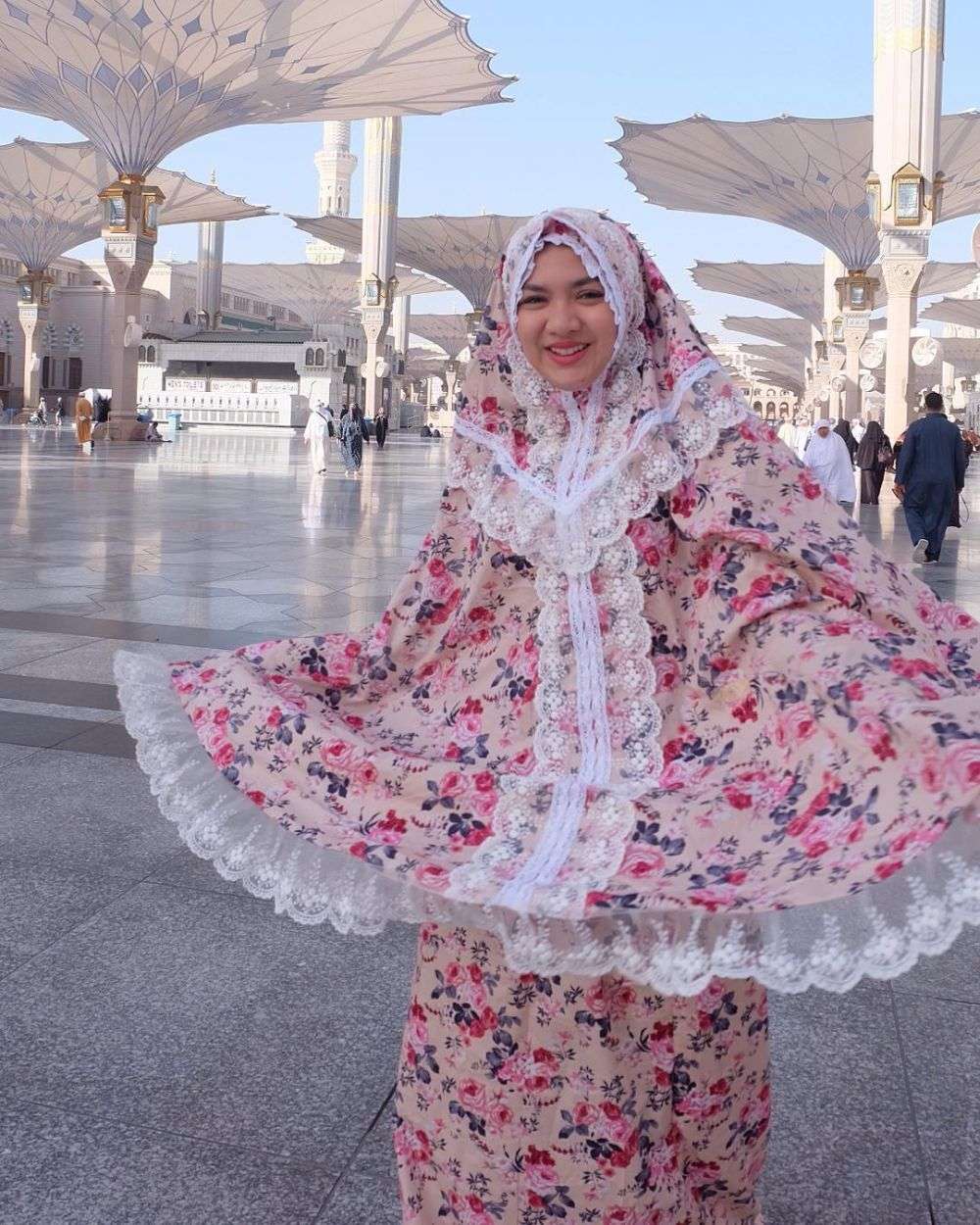 Biasa Tampil Seksi, Begini Penampilan 5 Artis Saat Umroh