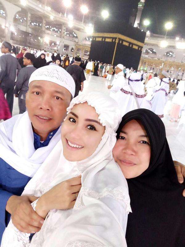 Biasa Tampil Seksi, Begini Penampilan 5 Artis Saat Umroh