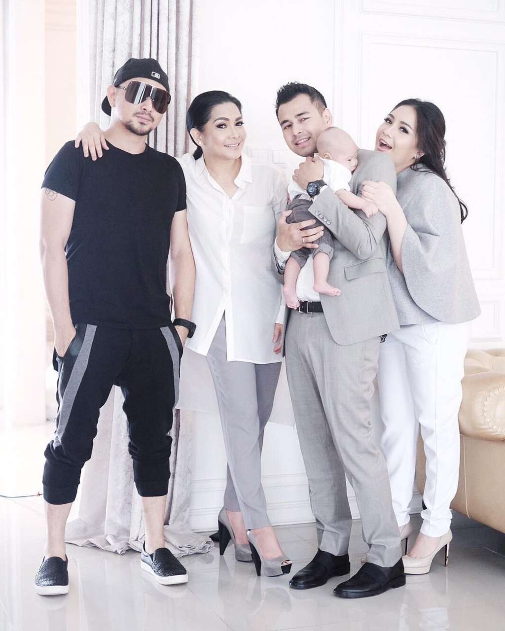 Kaya Raya, Ini 5 Gaya Ibu Mertua Raffi Ahmad yang Sederhana