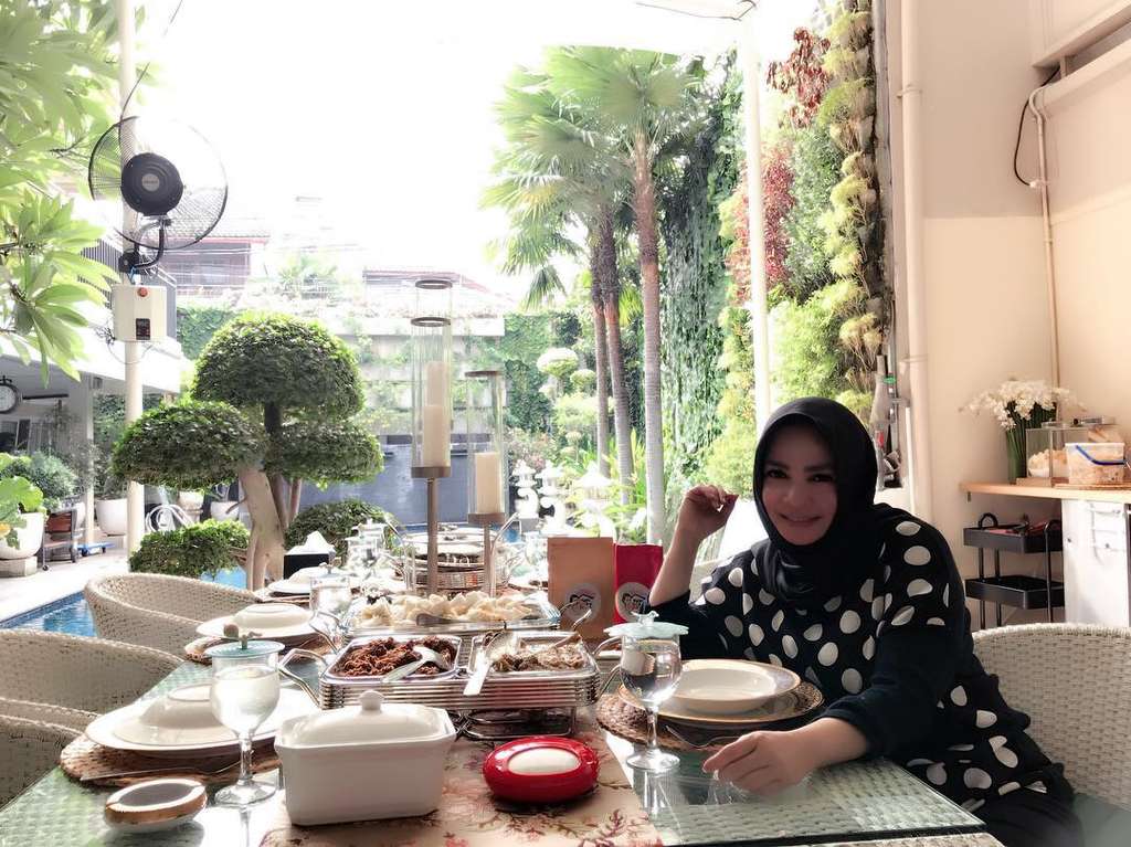 Kaya Raya, Ini 5 Gaya Ibu Mertua Raffi Ahmad yang Sederhana