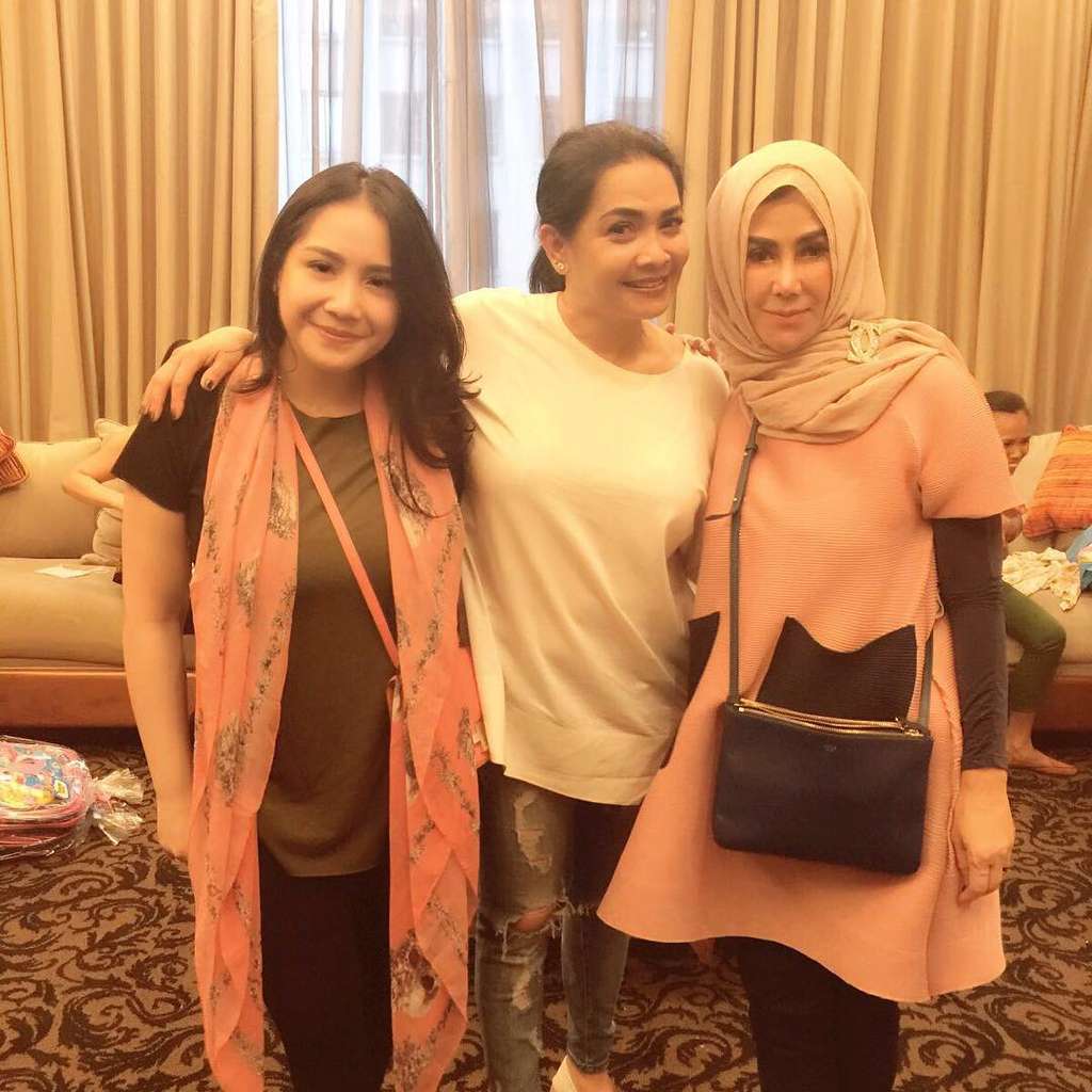 Kaya Raya, Ini 5 Gaya Ibu Mertua Raffi Ahmad yang Sederhana