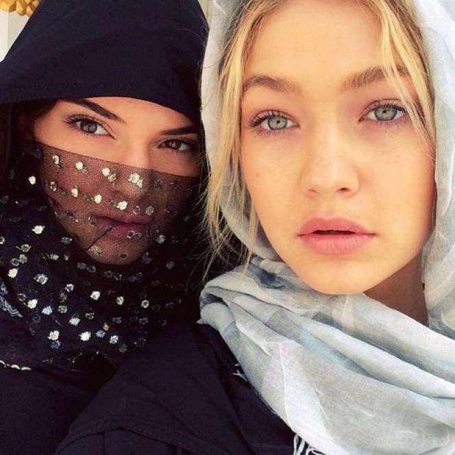 Kunjungi Masjid, Ini Penampilan Kendall Jenner Hingga Rihanna