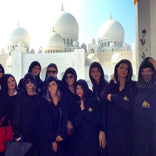 Kunjungi Masjid, Ini Penampilan Kendall Jenner Hingga Rihanna