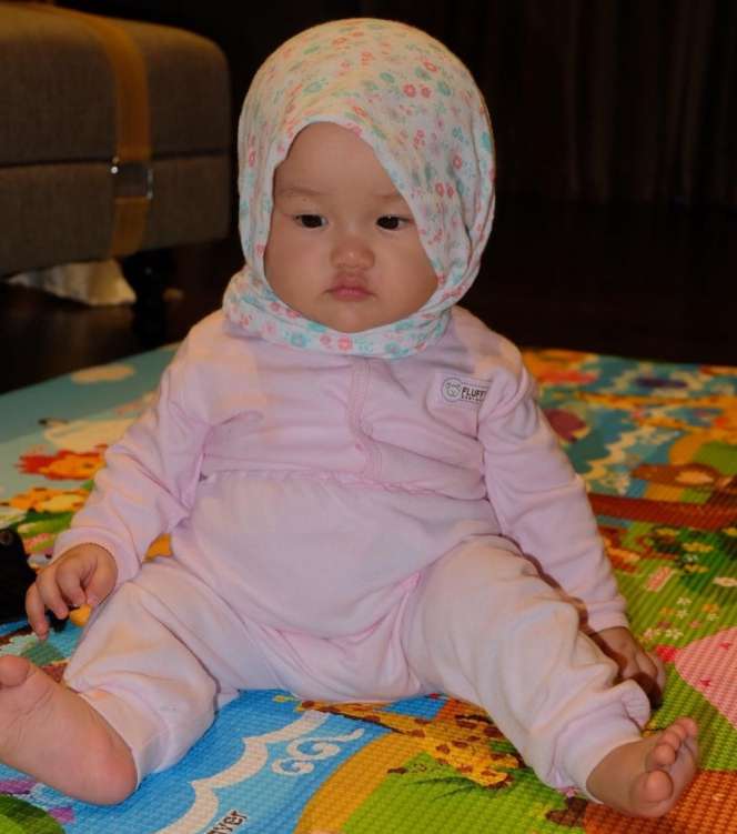 6 Potret Balita Saat Pakai Hijab, Lucu dan Menggemaskan
