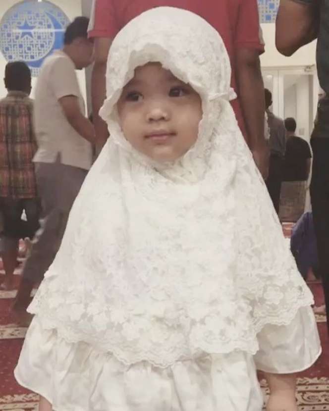 6 Potret Balita Saat Pakai Hijab, Lucu dan Menggemaskan