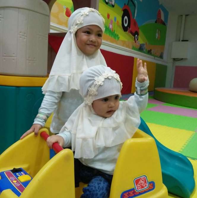 6 Potret Balita Saat Pakai Hijab, Lucu dan Menggemaskan