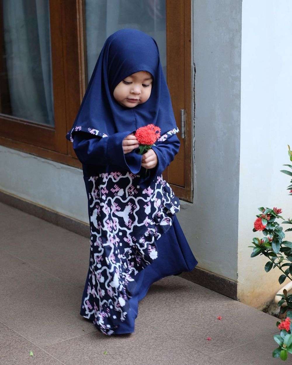 6 Potret Balita Saat Pakai Hijab, Lucu dan Menggemaskan